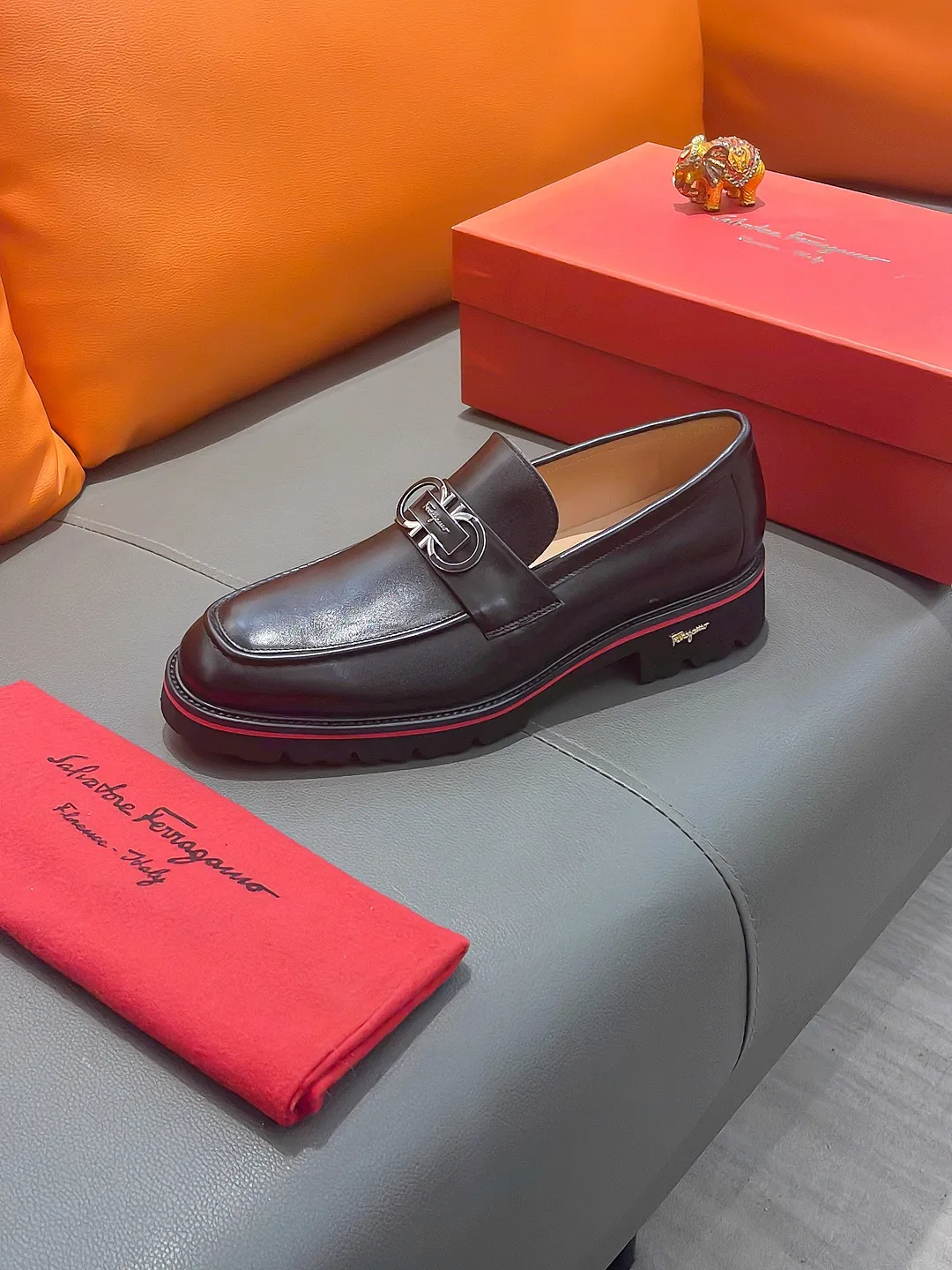 Men's shoes FERRAGAMO "Ferragamo" P540 Regular size: 39-44 (38, 45, 46, 47 customized) (suit shoes) Product materials: Selected first-layer cowhide upper, imported sheepskin lining; original outsole.